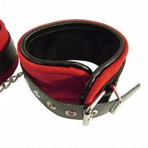 Esposas de cuero rojo